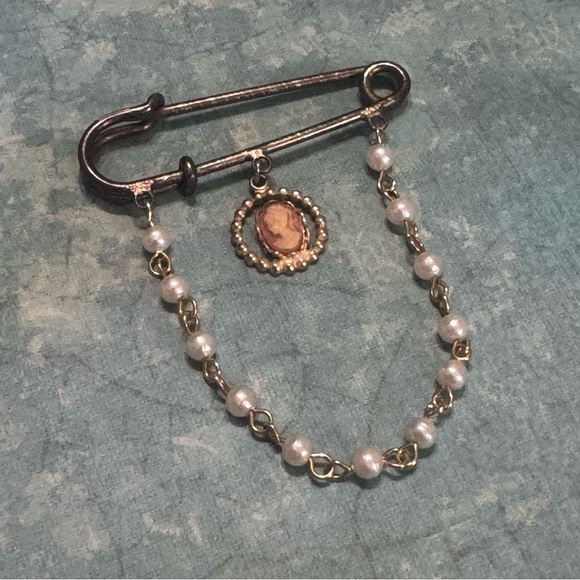 VINTAGE CAMEO AND FAUX PEARL PIN - Picture 6 of 8